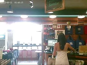 Une scorie mature expose ses mésanges devant un black et veut obtenir son puissant phallus