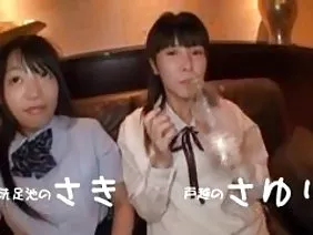 Une jolie star du porno latine se fait prendre le doigt pendant qu'un cul prend un gode