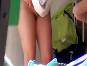 Jeune asiatique séduit la voisine avec sa masturbation et le baise