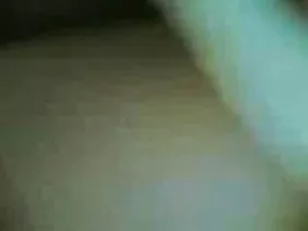 Jeune blonde sexy tire sur la queue de son copain