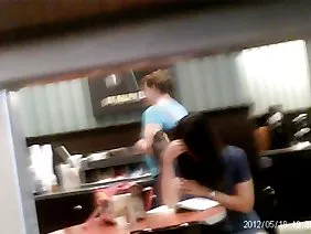 A donné une rose à une jeune fille inconnue et l'a inclinée à la baise