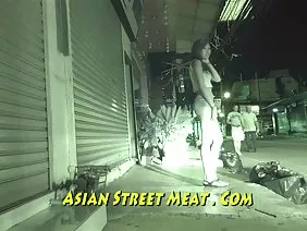 Starlette blonde en lingerie glamour touche un trou