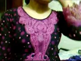 Jeune chienne avec son petit ami impliqué ivre petite amie dans le sexe en groupe