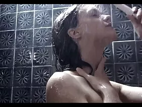 De la violine de signorite a ébouriffé la colonne montante du gars dans un lubrifiant spécial webcam