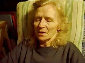 Une épouse mature se met à genoux devant son mari et suce son phallus