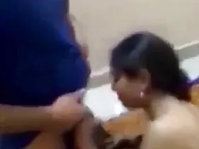 La chatte d'une jeune asiatique bien rasée jouit de la double attaque de divers vibrateurs