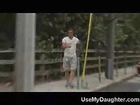 Femme au foyer mature permet à son mari de l'arracher de la cuisine et de baiser un cancer