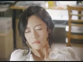 Jolie brune s'introduit dans l'orgasme en se caressant la chatte sur le lit