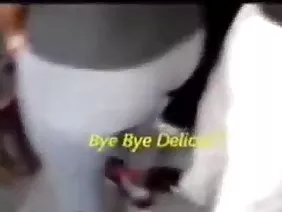 La chatte d'une beauté mature excitée peut jouir du doigt