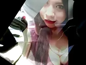 Une fille sexy en bas avec des seins naturels frais est assise sur un énorme pénis à la lumière de la lampe et de la fumée blanche