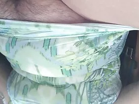 Un lièvre lesbien avec de longues jambes sexy en bas lèche les clits et les chattes avec un vibromasseur