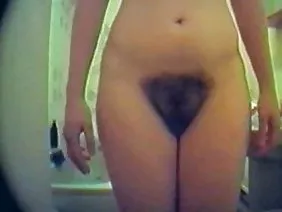 Une jeune amatrice suce la bite de son mec et se fait prendre par la chatte