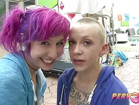 Une poupée asiatique sexy chevauche gentiment sa chatte sur une bite