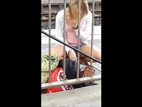 Une jeune emo tatouée se gouinant puissamment la chatte et le cul