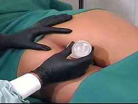 Une star du porno mature en lingerie salope suce une bite et se prend du sperme sur son visage