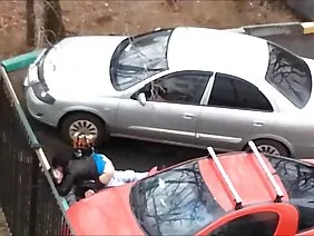 Hillary se donne facilement une fessée de groupe sauvage et raide.