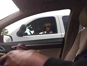 Le pianiste aux gros seins branle la chatte au piano