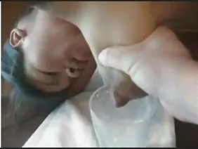 Gros seins matures latina baise avec un petit ami sur une table dure