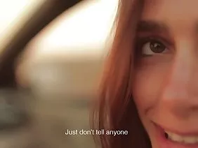 Jeune blonde à la chatte rasée cherche du réconfort sexuel dans les bras d'un voisin mature