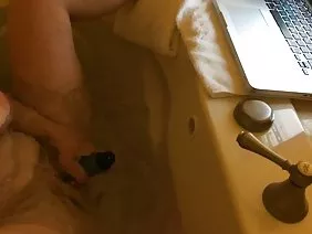 Une brune mature en bas avec une magnifique chatte profite du phallus coquin