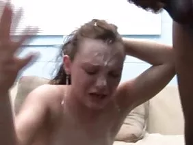 Une blonde aux gros seins mature avec son baiseur brutal se fait prendre en photo pendant un éjaculation rugueuse dans la jungle