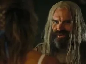 Le patron a mis la secrétaire avec le cancer et l'a dans le bureau