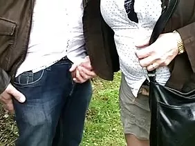 Deux bites dans le cul et une troisième dans la chatte - une fille profite d'une triple pénétration rugueuse après avoir fisté avec un gode géant