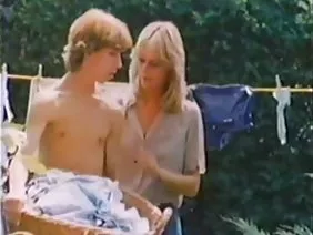 Jeune fille accepte de sucer le phallus à travers un trou dans le mur et la bite du gars debout à côté de