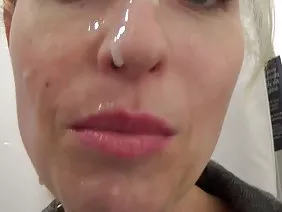 La beauté blonde Annette a durement et impitoyablement lavé les deux trous