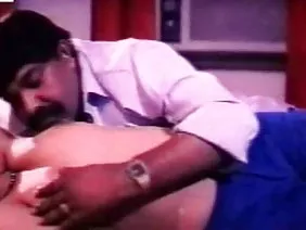 Poussin fragile est frotté avec de l'huile partout et caresse sa chatte avec un vibrateur