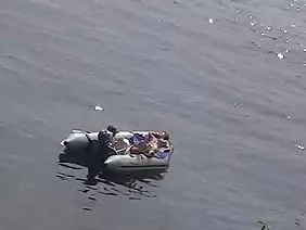 Une énorme bite monstrueuse fait irruption dans le cul d'une jeune fille rose