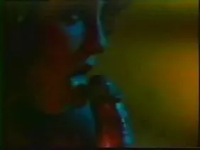 Une teen latina humide se fait toujours baiser au doigt ou à l'aide d'un gode