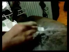 Jeune salope rousse se déshabille devant un miroir et lui baise la chatte