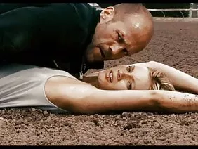 Une brunette mature dépravée se fait prendre par la bite de l'homme