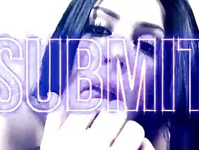 La jeune fille en robe de chambre excita beaucoup l'homme