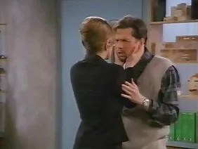 Un gynécologue lesbien utilise un strapon pour baiser une patiente mature au bureau