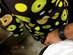 Une jeune garce a sucé les phallus des mecs et s'est fait caresser la chatte par voie orale