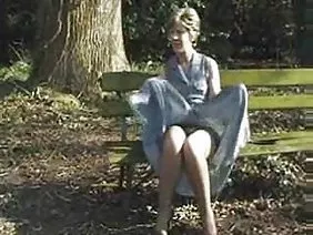 Le mec persuadé de baiser une jeune blonde dans un lieu public