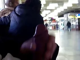 Une amatrice blonde se masturbe sur le canapé