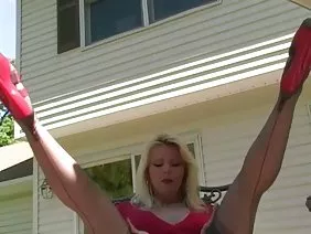 Deux copines sexy se reposent au lit