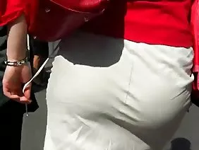 Pikaper a amené la jeune chienne chez lui et s'est rapidement déchaîné sur une superbe baise sur le canapé