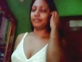 Une lesbienne trompe sa copine en essayant des relations sexuelles brûlantes avec un homme actif qui se fait jouir de nouveaux orgasmes