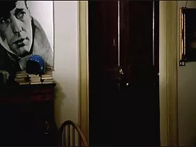 Jeune salope fait une pipe magnifique et permet à la bite de pénétrer sa chatte serrée