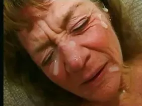 De jeunes lesbiennes copulent désespérément avec des jouets dans le champ libre