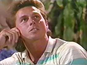 Dick guy profite d'une pipe chic avec de belles jeunes filles et lui déverse son sperme