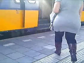 Le trou arrière latina étroit et dense cède la place à un membre masculin fermement debout