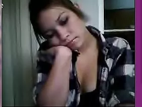 Les filles sont assises sur le visage du mec et le forcent à porter un strapon à cheval sur un jouet sexuel qui éjacule sur le visage.