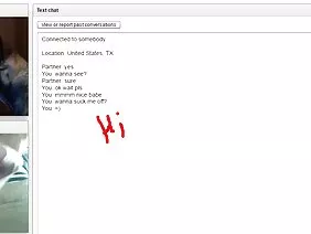 Jeune beauté en sous-vêtements en fourrure: cancer sur le canapé et coups de pied du phallus