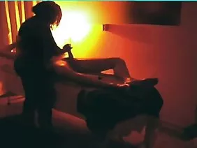 Une fille brune chaude a demandé une baise profonde