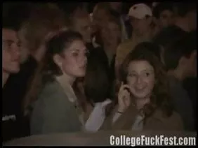 Jeune mannequin joue avec la modestie